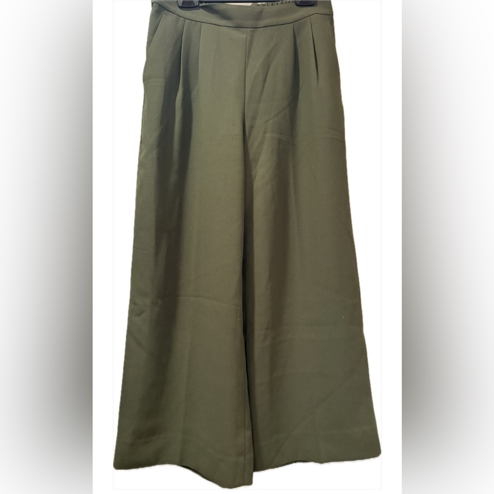 J. Crew Wide Leg Crop Leg in 365 Crepe
Size 2
Green 
Excellent condition